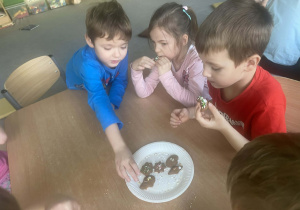 Dzieci jedzą pierniczki