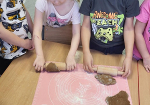 Dzieci przygotowują ciasto na pierniki