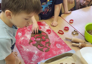 Dzieci wykrawają pierniczki z ciasta