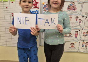 Chłopiec i dziewczynka prezentują odpowiedzi