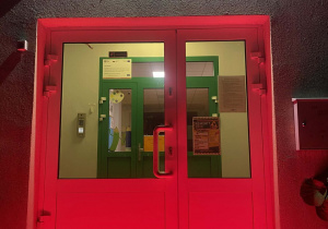 Drzwi do przedszkola podświetlone na czerwono