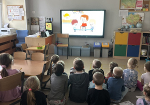 Dzieci oglądają film edukacyjny o tym jak zachować się bezpiecznie podczas trudnych sytuacji przypadkowych spotkań z dorosłymi