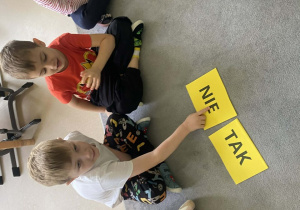 Dzieci wybierają odpowiedź Tak lub Nie