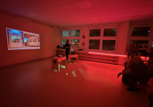 Nauczycielka prowadzi wykład dla rodziców