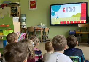 Dzieci oglądają film edukacyjny Gadki