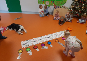 Dziewczynka kładzie obrazek przy odpowiednim kolorze miseczki