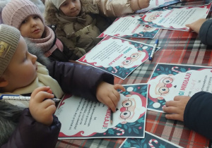 Dzieci piszą listy do Mikołaja, rysują wymarzone prezenty