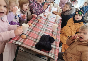 Dzieci spożywają drugie śniadanie