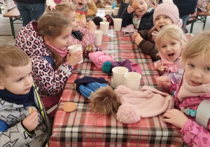 Dzieci zjadają drugie śniadanie