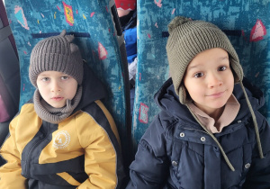 Chłopcy siedzą w autokarze.