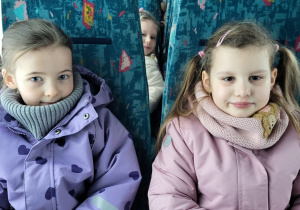 Dwie dziewczynki siedzą w autokarze.