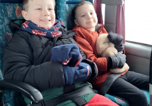 Dwoje chłopców siedzi w autokarze.