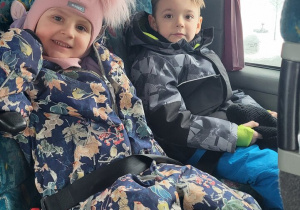 Dzieci jadą autokarem.