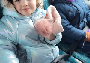 Dziewczynki siedzą w autokarze.