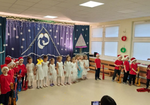 Dzieci recytują wiersze.