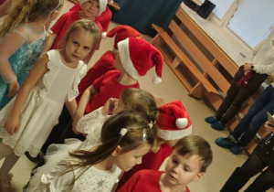 Dzieci ustawiają się w pary.