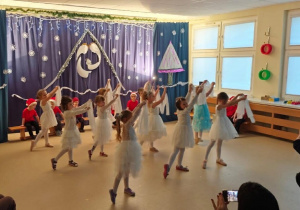 Dziewczynki tańczą układ taneczny.