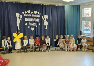 Dzieci czekają na występ przed dziadkami