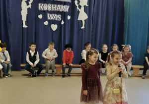 Dzieci mówią wiersze z okazji Dnia Babci i Dziadka