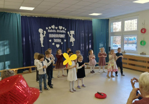 Dzieci występuję przed dziadkami