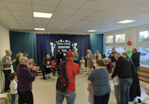 Dzieci z dziadkami tańczą w kole