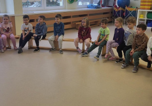 Dzieci uczestniczą w warsztatach pierwzej pomocy