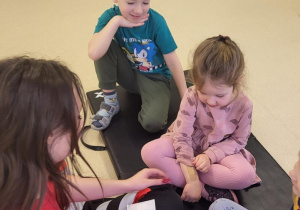 Dzieci wybierają plasterki