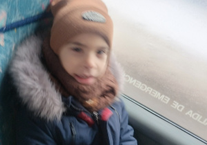 Chłopiec siedzi w autokarze