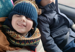 Dwaj chłopcy siedzą w autokarze, czekając na podróż do teatru