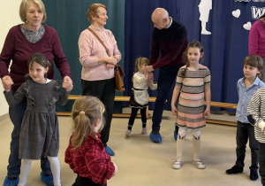 Babci wraz z wnuczętami przygotowują się do tańca.