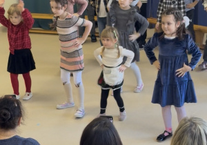 Dzieci tańczą przed swoimi gośćmi.