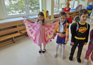 Grupa dzieci w oczekiwaniu na rozpoczęcie balu.