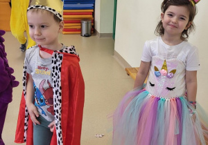 Chłopiec przebrany za króla, dziewczynka za jednorożca