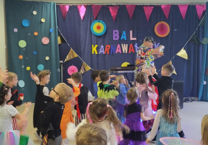 Dj puszcza bańki mydlane a rytm muzyki