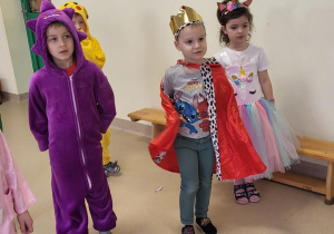 Dzieci bawią się podczas balu karnawałowego