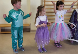 Dzieci tańczą podczas balu przebieranców