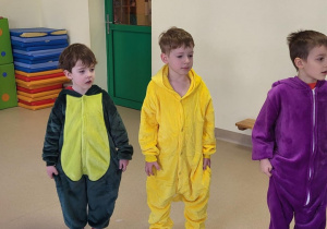 Dzieci tworzą koło podczas balu