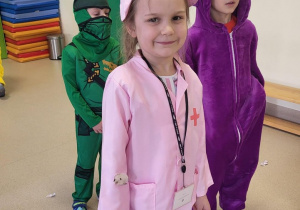 Dziewczynka przebrana za lekarza