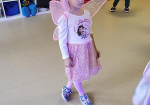 Dziewczynka stoi w przebraniu karnawałowym