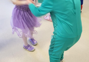 Dziewczynka z chłopcem tańczą