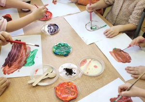 Dzieci malują nowo stworzonymi kolorami farb