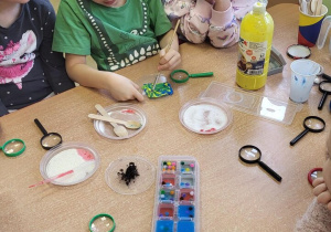 Dzieci mieszają kolorowe farby, aby sprawdzić jakie nowe kolory powstaną