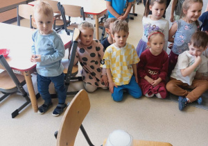 Dzieci obserwują eksperymenty z suchym lodem