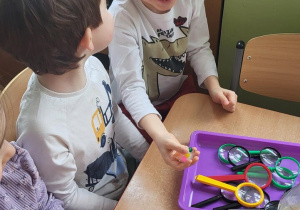 Dzieci podają sobie kostkę lodu