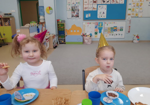 Dwie dziewczynki jedzą przekąski