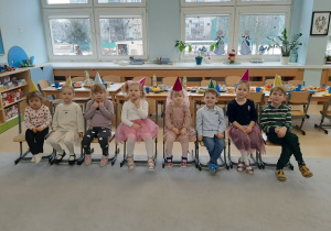 Dzieci Jubilaci siedzą na krzesełkach