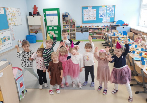 Grupa dzieci pozuje do zdjęcia