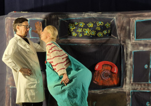 Aktorzy na scenie przedszkolnego teatru