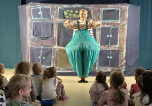 Dzieci oglądają przedstawienie