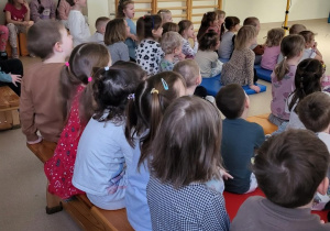 Dzieci w skupieniu oglądają przedstawienie